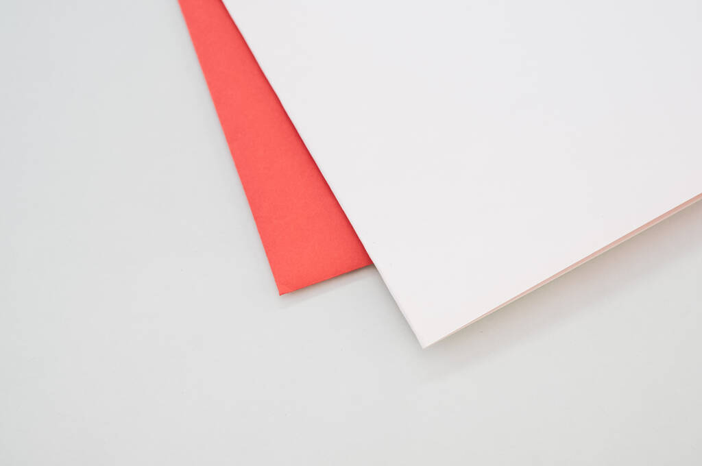 крупним планом знімок червоно-білих паперів на сірому фоні
 - Фото, зображення