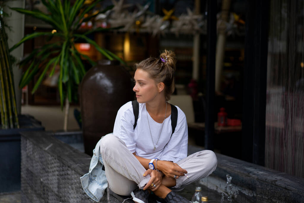Mujer joven viajera freelancer en un café. - Foto, Imagen