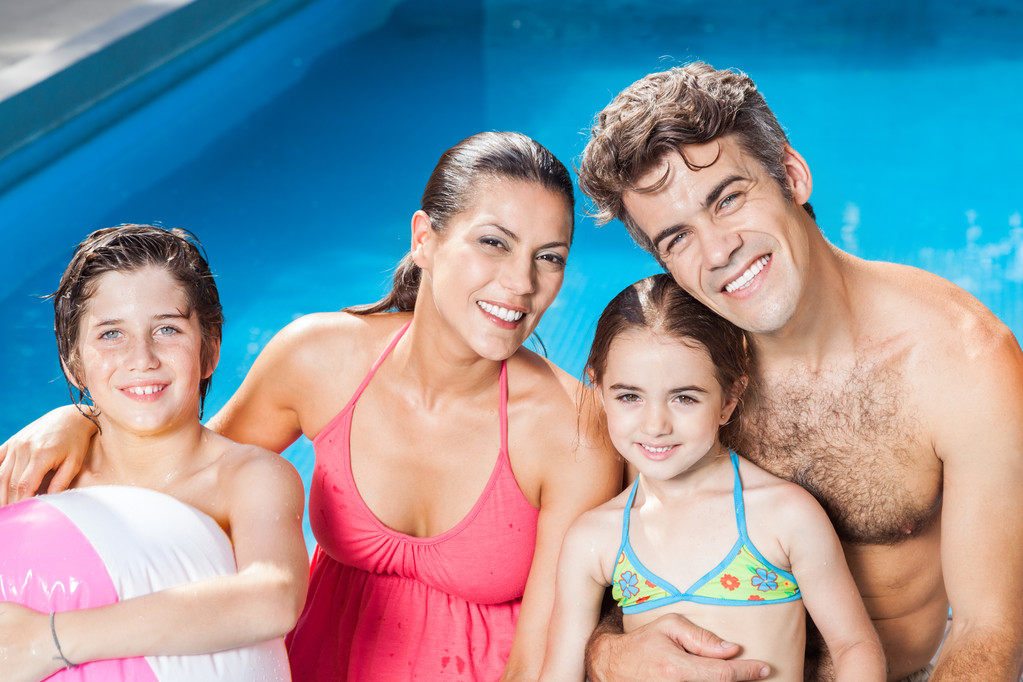 Famiglia in piscina
 - Foto, immagini
