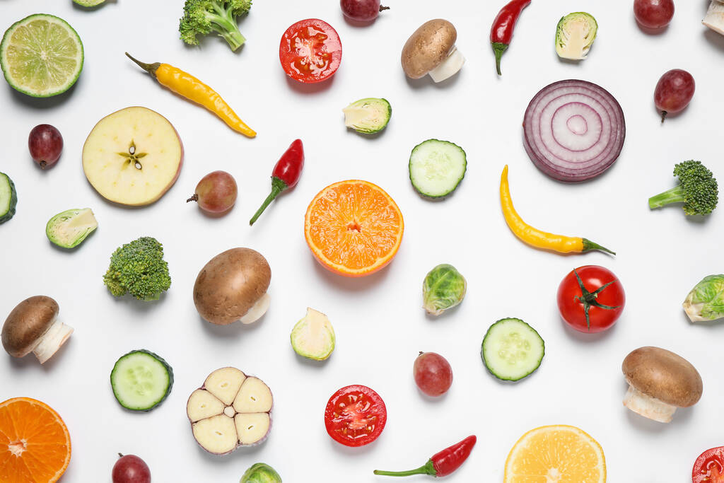 Свежие органические фрукты и овощи на белом фоне, плоская укладка - Фото, изображение
