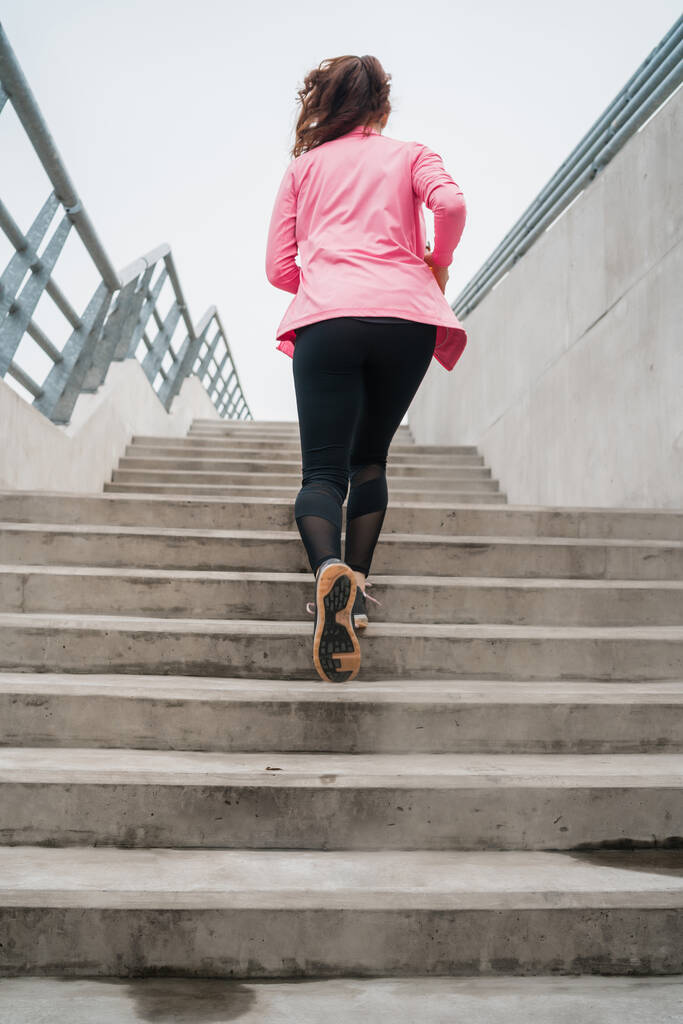 階段を走るスポーツ女性. - 写真・画像