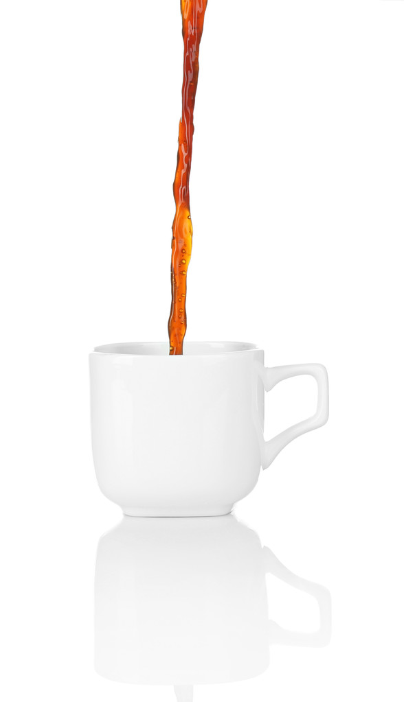 Χύστε καφέ στο φλιτζάνι, απομονωθεί σε λευκό - Φωτογραφία, εικόνα