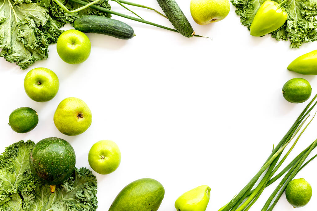 Rahmen vegetarischer Kost - grünes Gemüse: Gurken, Brokkoli, Avocado - Foto, Bild