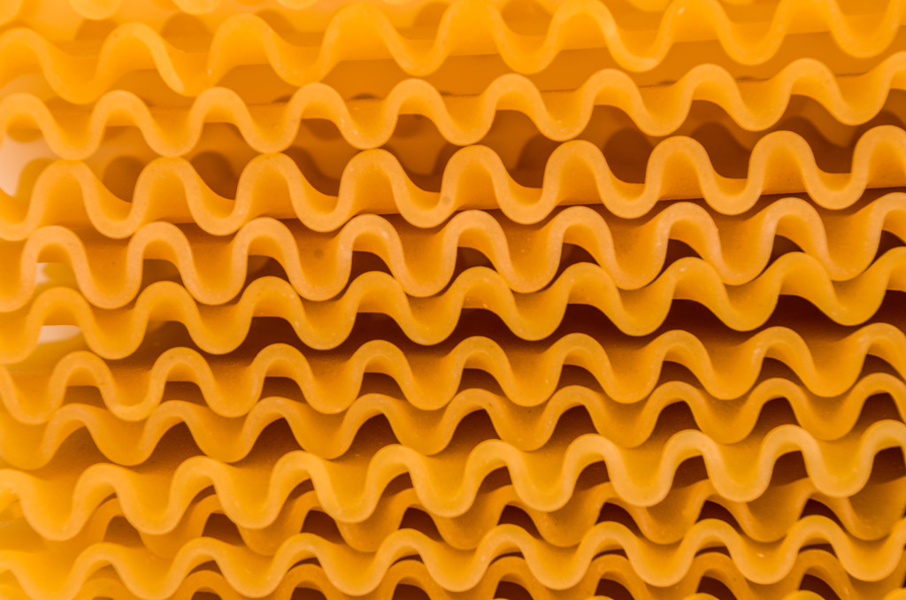 Lasagnen paistamiseen käytettävä raaka pasta
 - Valokuva, kuva