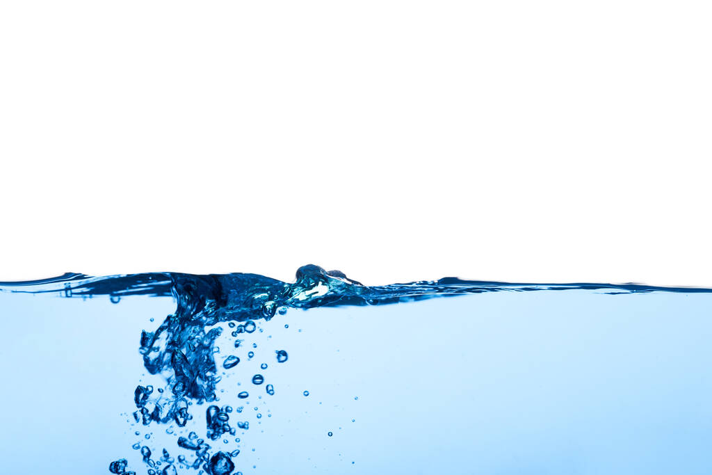 Streszczenie powierzchni płynu o czystym przepływie. Jasnoniebieska fala wodna z bąbelkami powietrza i lekko rozbryzgana pod wodą, ujęcie studyjne odizolowane na białym tle - Zdjęcie, obraz