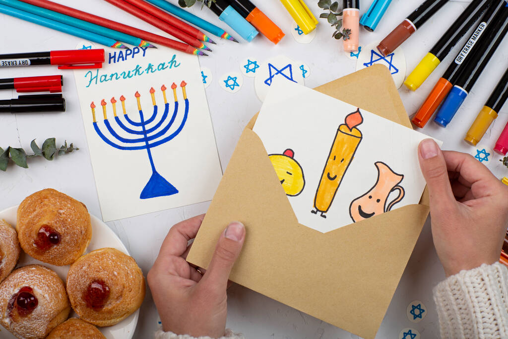 Férias judaicas Hanukkah cartões de saudação em fundo de concreto cinza. Donuts de comida Hanukkah. Vista superior, flat lay, mockup - Foto, Imagem