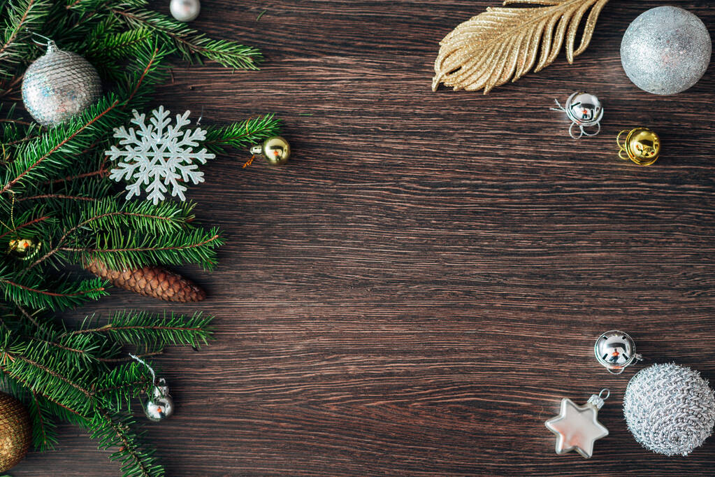 コピースペースと茶色の背景にクリスマスツリーの枝と雪の結晶 - 写真・画像