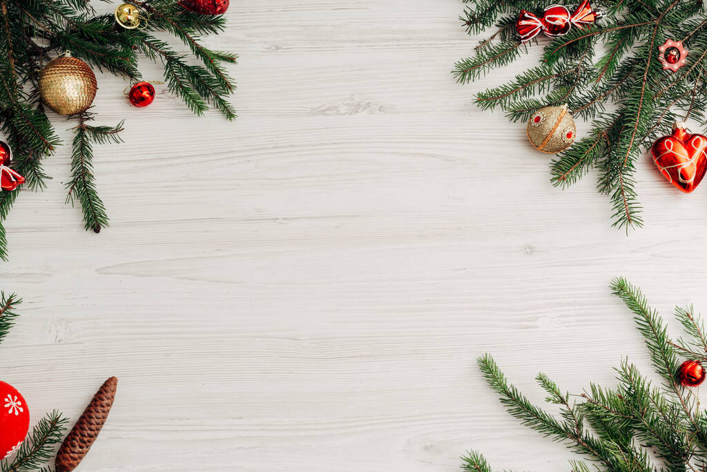 Karácsonyi kompozíció egy fehér fából készült asztalon másoló hellyel - Fotó, kép