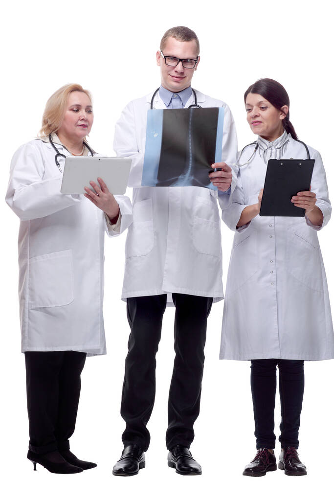 Ryhmä lääkäreitä röntgen- ja tablet-tietokone - Valokuva, kuva