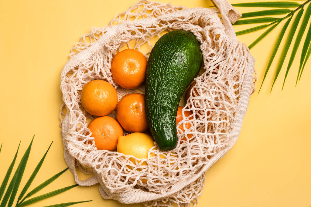 Органические фрукты и овощи в многоразовых и нулевых отходов сетки хлопчатобумажные сумки. Эко-пакет, концепция без пластика. - Фото, изображение