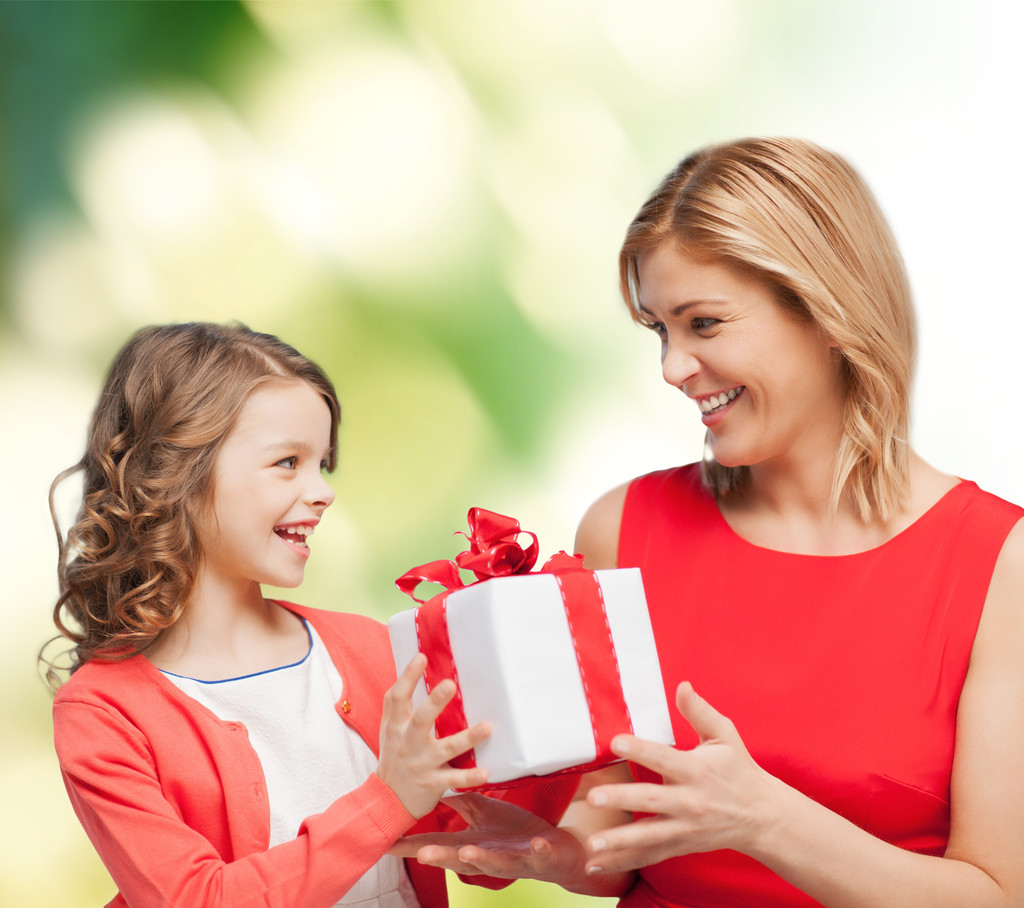 Sorrindo mãe e filha com caixa de presente
 - Foto, Imagem