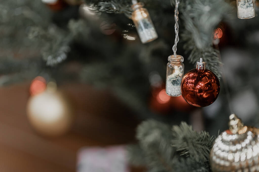 メリークリスマス、カラフルなボール、ギフトボックス、クリスマスグリーンクリスマスツリーの背景にクリスマスグリーティング画像小包の装飾の閉じるクリスマスと新年の間の装飾. - 写真・画像