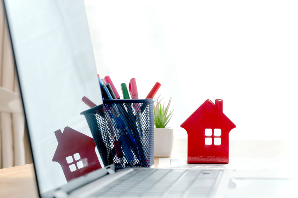 Concepto de inversión inmobiliaria, Laptop y papeles en escritorio frente a ventana. concepto de negocio - Foto, imagen
