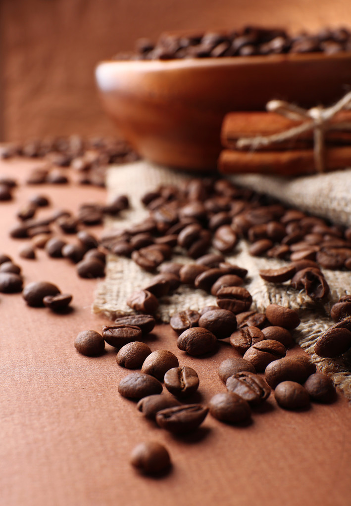 Кофейные зерна на столе на коричневом фоне
 - Фото, изображение