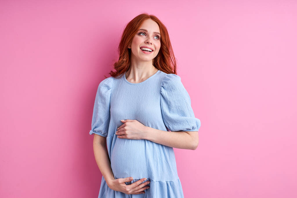 adorabile rossa donna godendo la gravidanza - Foto, immagini