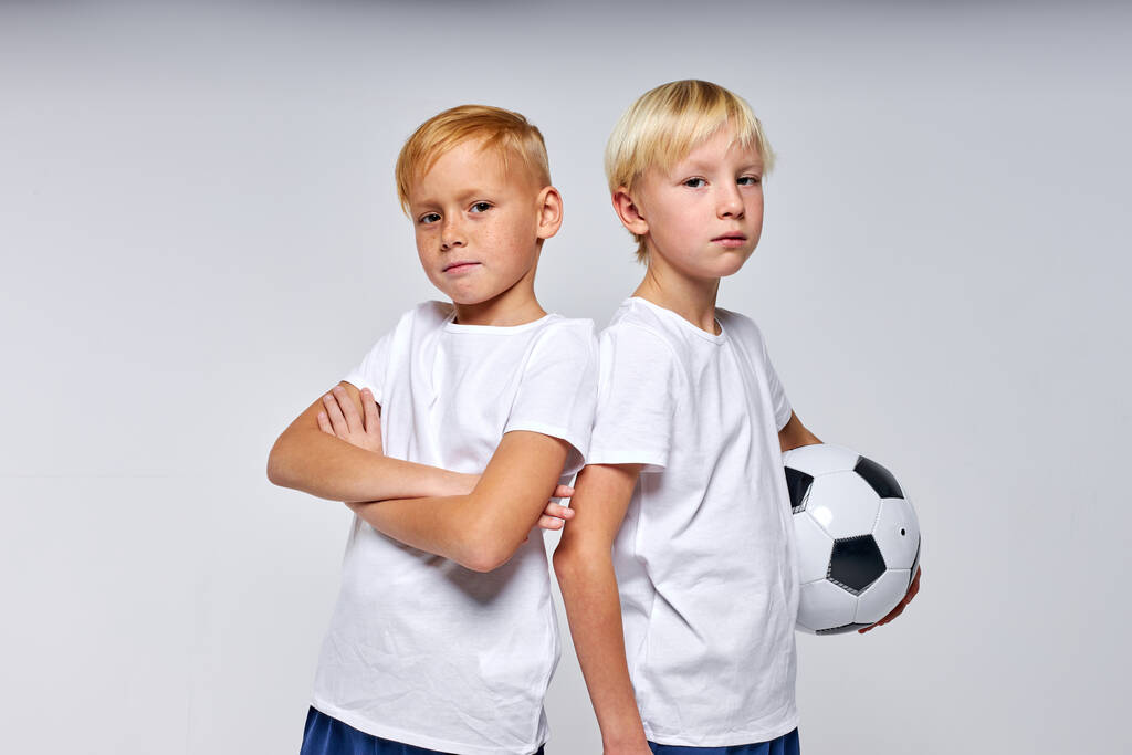 retrato de niños amistosos futbolistas posando - Foto, imagen