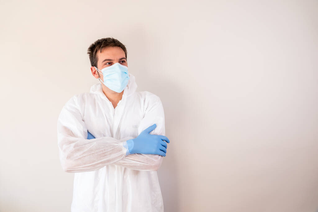 Ein Arzt in Maske und PSA-Schutzanzug gegen Coronavirus - Konzept der neuen Normalität - Foto, Bild