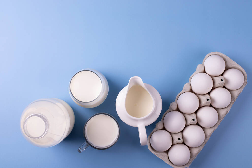 белое яйцо и молоко как концепция кальция. минимализм. - Фото, изображение