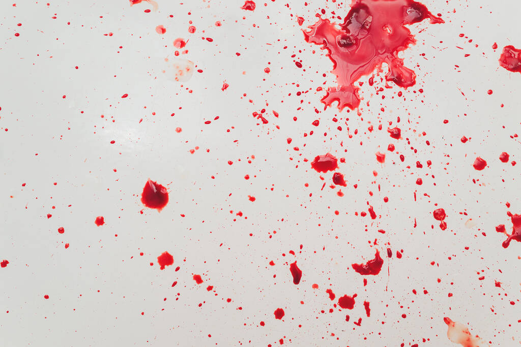 白い浴室の洗面台から血が流れ出す。水槽の穴に血のしみ. - 写真・画像