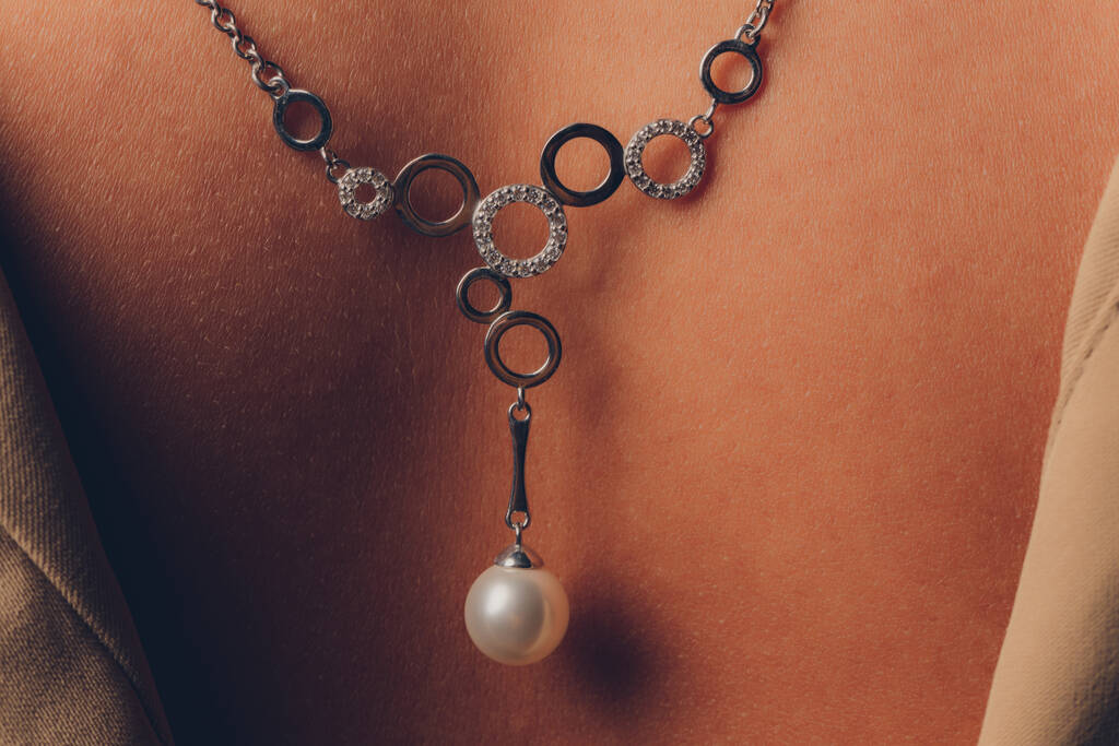 zblízka boho stylizované ženy ruce se stříbrnými šperky. - Fotografie, Obrázek