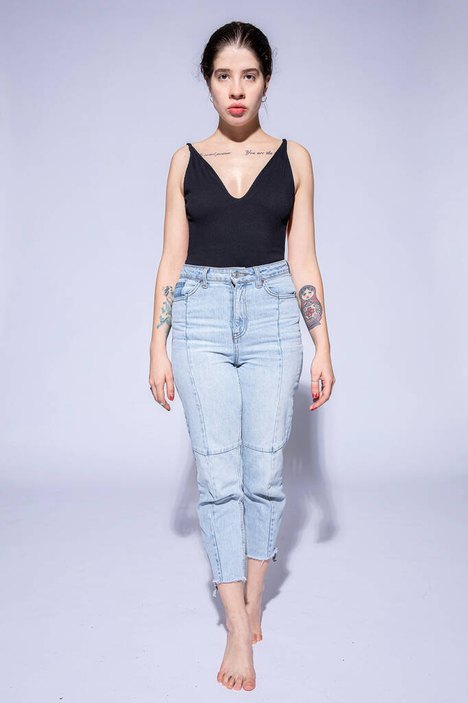 branco delgado menina no azul jeans - Foto, Imagem