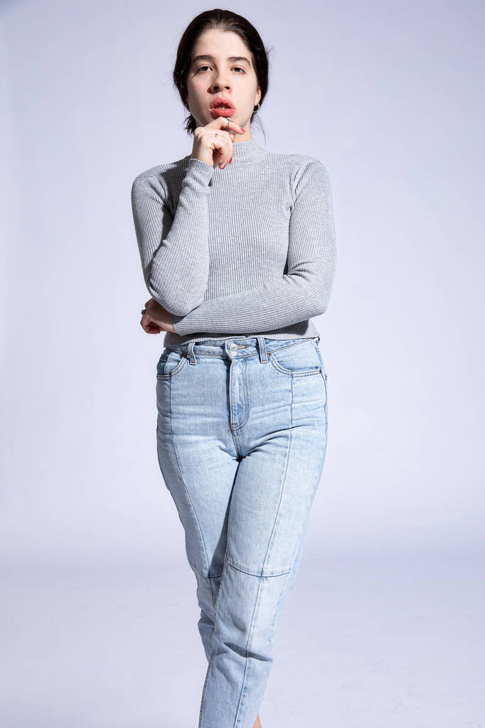 Weiße junge Mädchen Modell isoliert auf grau - Foto, Bild