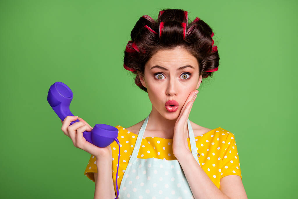 Foto von erstaunt Retro-Vintage-Mädchen klingeln Telefonkabel beeindruckt Bediener Kontaktinformationen tragen gelb gepunktete T-Shirt Haarrollen isoliert über grünen Farbhintergrund - Foto, Bild