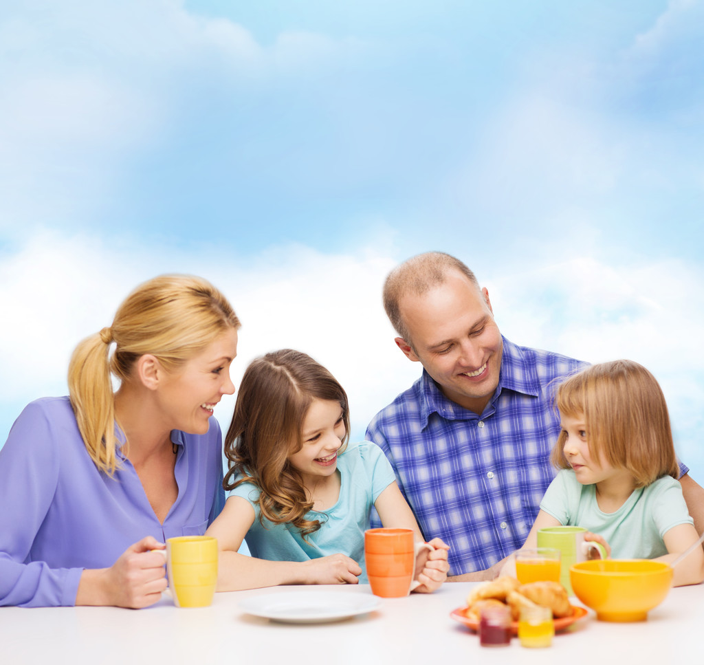 Szczęśliwa rodzina z dwójką dzieci z śniadaniem - Zdjęcie, obraz