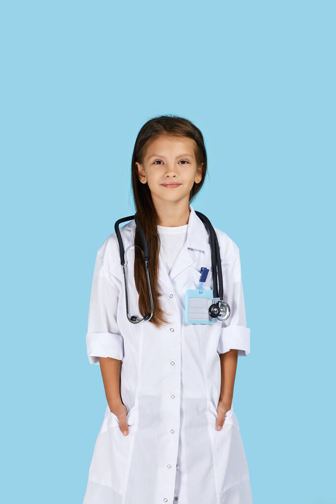 Enfant mignon en manteau de médecin avec stéthoscope - Photo, image