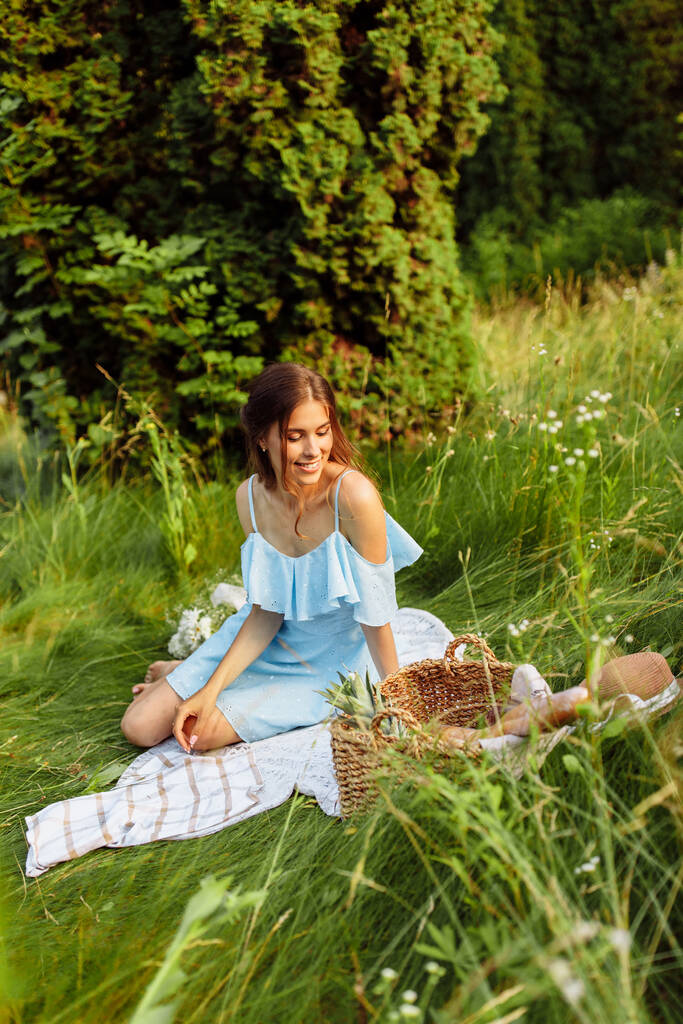 piękna kobieta mając piknik w ogrodzie.  - Zdjęcie, obraz