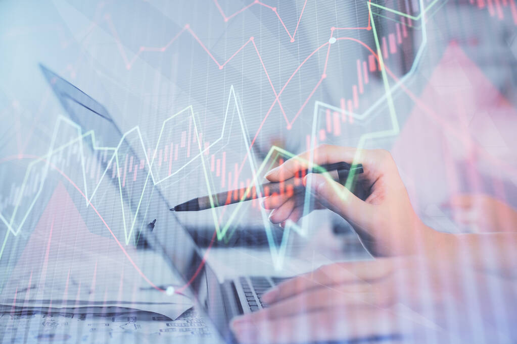 コンピュータや金融グラフのホログラム図面に入力する女性の手の複数の露出。株式市場分析の概念. - 写真・画像