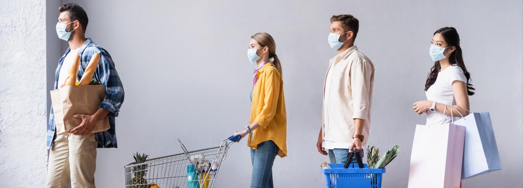 Multikulturelle Menschen in medizinischen Masken mit Einkaufstüten und Einkäufen im Laden, Transparent  - Foto, Bild