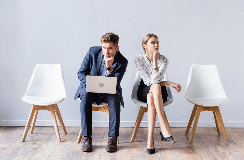 Uomini d'affari con laptop in attesa di un colloquio di lavoro in sala  - Foto, immagini