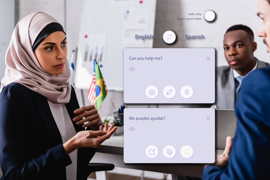 arabska bizneswoman gestykulacja podczas rozmowy z tłumaczem w pobliżu afrykańskiego amerykańskiego partnera biznesowego, tłumaczenie aplikacji interfejs ilustracja - Zdjęcie, obraz