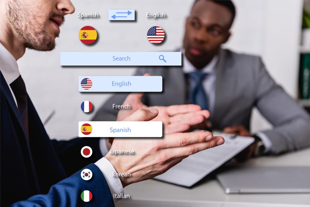 traducteur geste près d'homme d'affaires afro-américain sur fond flou, illustration de l'interface de l'application de traduction - Photo, image