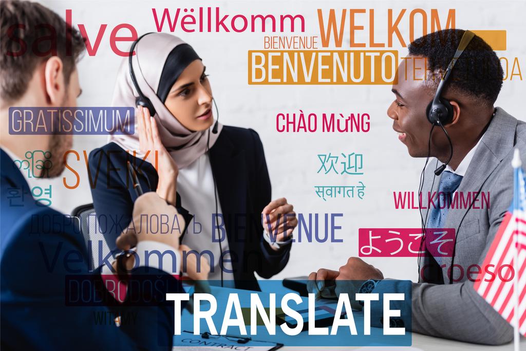 πολυπολιτισμικούς επιχειρηματικούς εταίρους κοντά σε διερμηνέα και ψηφιακούς μεταφραστές, λέξεις σε διαφορετικές γλώσσες εικονογράφηση. Μετάφραση: "Καλώς ήρθατε" - Φωτογραφία, εικόνα