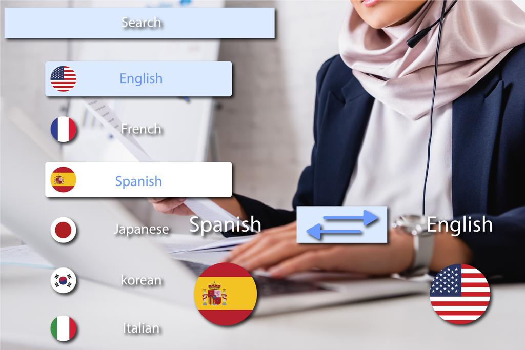 καλλιεργημένη άποψη του αραβικού διερμηνέα δακτυλογράφηση σε φορητό υπολογιστή σε θολή πρώτο πλάνο, εικονίδια εφαρμογή με διαφορετικές γλώσσες εικονογράφηση - Φωτογραφία, εικόνα