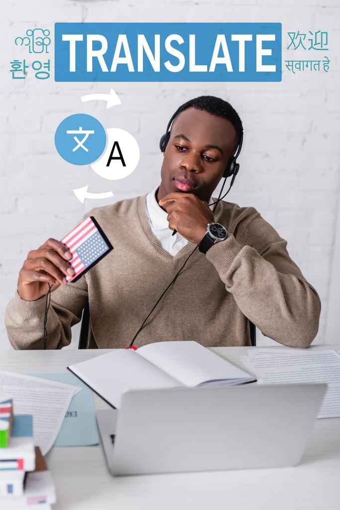 intérprete afroamericano sosteniendo traductor digital, iconos con flechas cerca de palabras en diferentes idiomas. Traducción: "traducir" - Foto, imagen