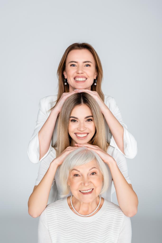 trois générations de femmes heureuses isolées sur gris - Photo, image