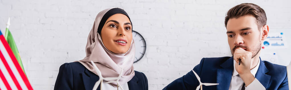 heureuse femme d'affaires arabe près des modèles d'éolienne et interprète, bannière - Photo, image