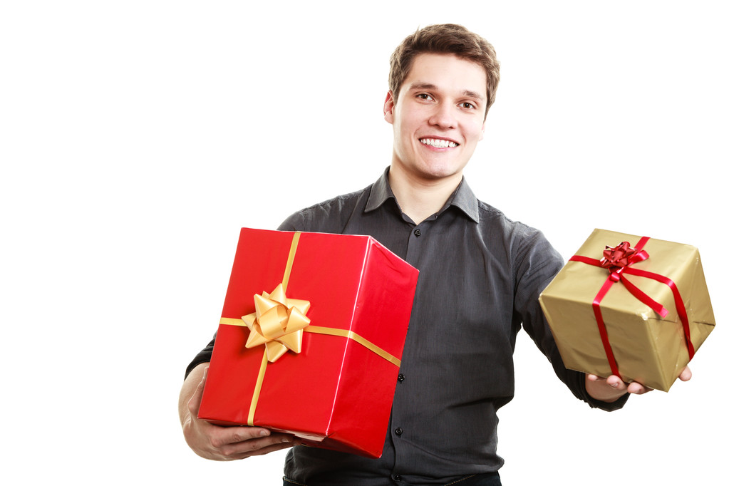 Праздник. Молодой человек дарит подарки коробки - Фото, изображение