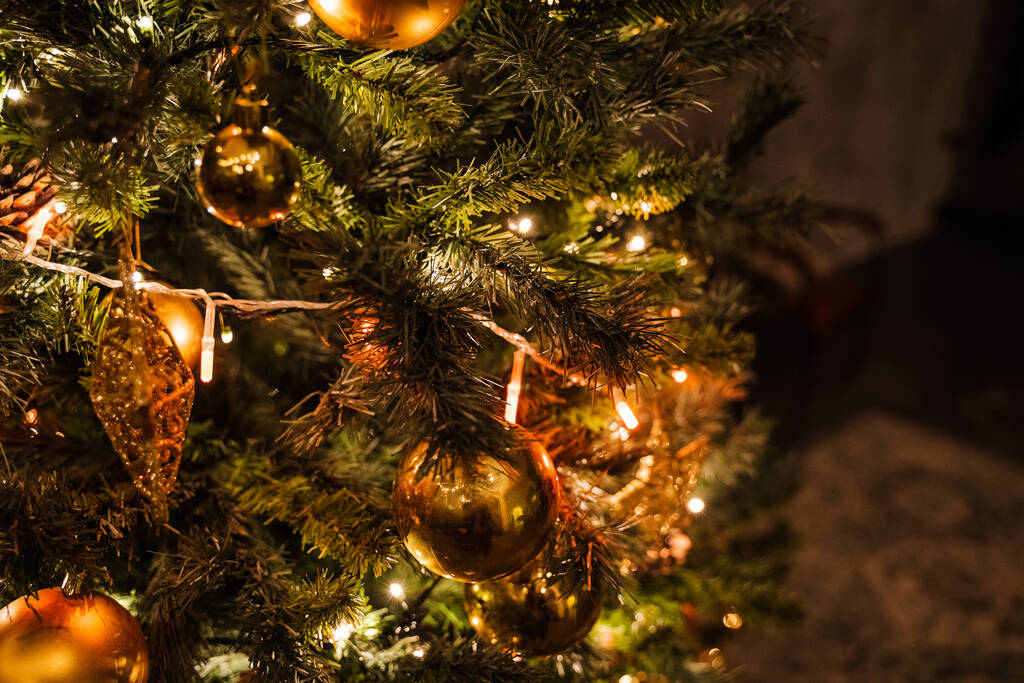 Kultainen tähti joulukuusi, joulukuusi koristelu Golden pallot Garland, vihreä kuusi sisätilojen asunnon, valmistelu joulukuusi loma - Valokuva, kuva