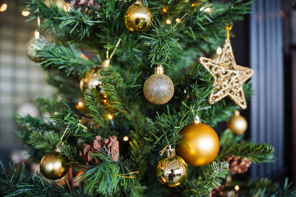 Étoile d'or sur le sapin de Noël, Décoration de sapin de Noël avec guirlande de boules d'or, Épinette verte à l'intérieur de l'appartement, préparation pour les vacances de Noël - Photo, image