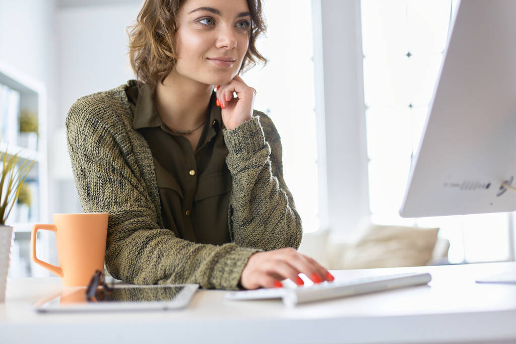 Fiatal nő keres laptop kijelző figyeli tanfolyam - Fotó, kép