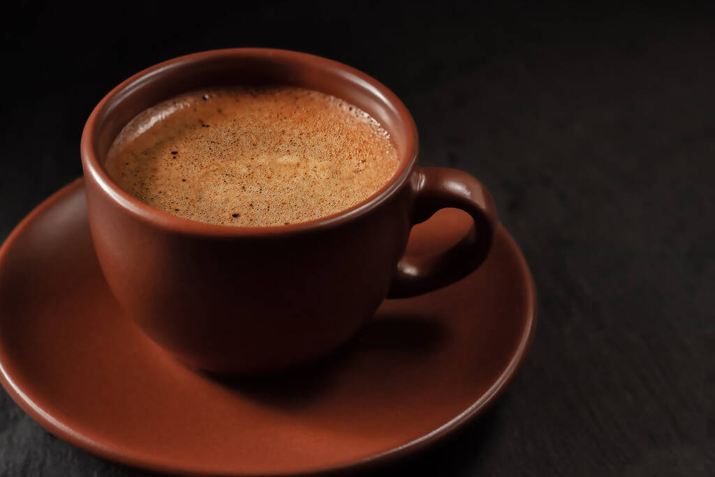 Šálek čerstvě uvařené kávy v hnědém šálku. Pohled shora - Fotografie, Obrázek