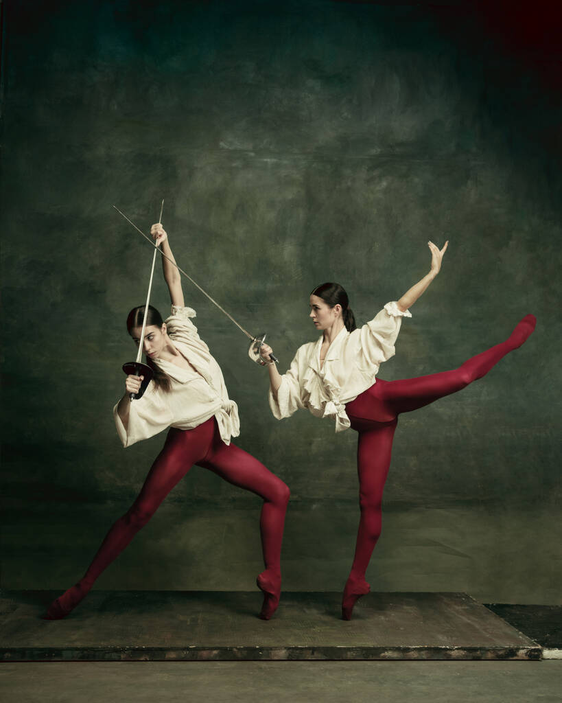 Dos jóvenes bailarinas de ballet como duelistas con espadas. Concepto de ballet y coreografía contemporánea. Arte creativo foto. - Foto, imagen