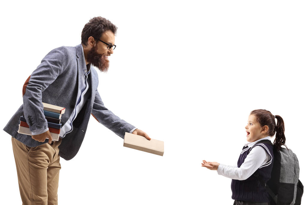 baard man het geven van een boek naar een gelukkig klein schoolmeisje geïsoleerd op witte achtergrond - Foto, afbeelding