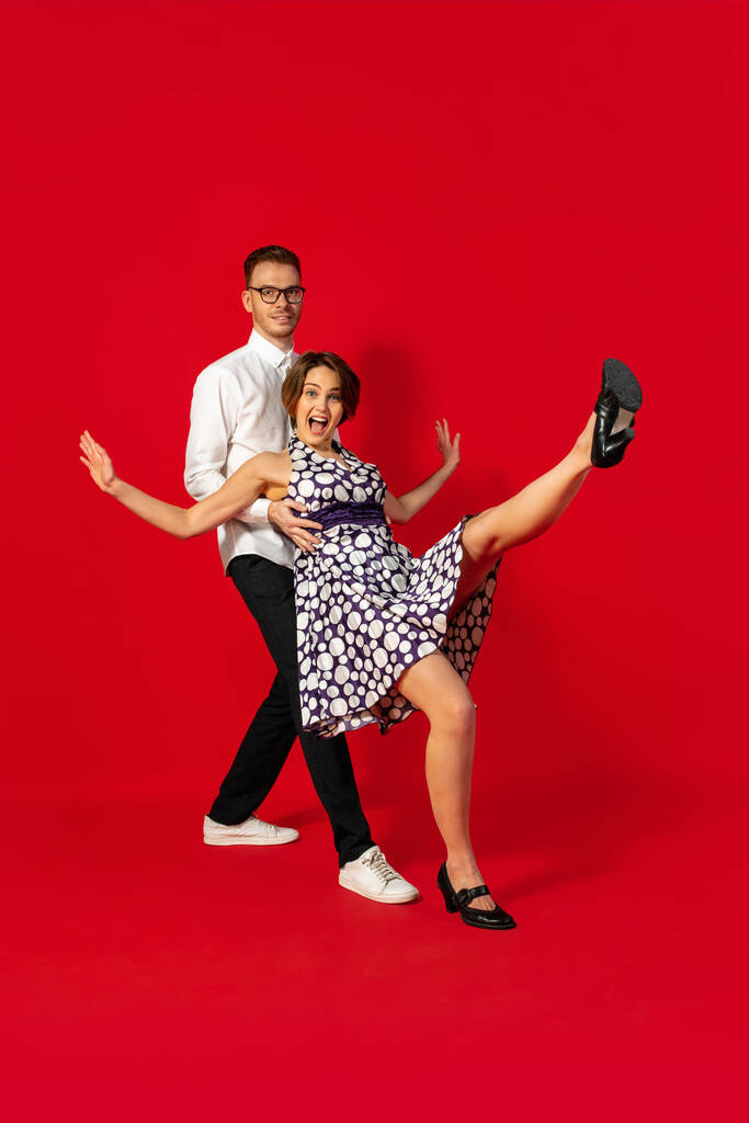 Velha escola moda jovem casal dançando isolado no fundo vermelho - Foto, Imagem