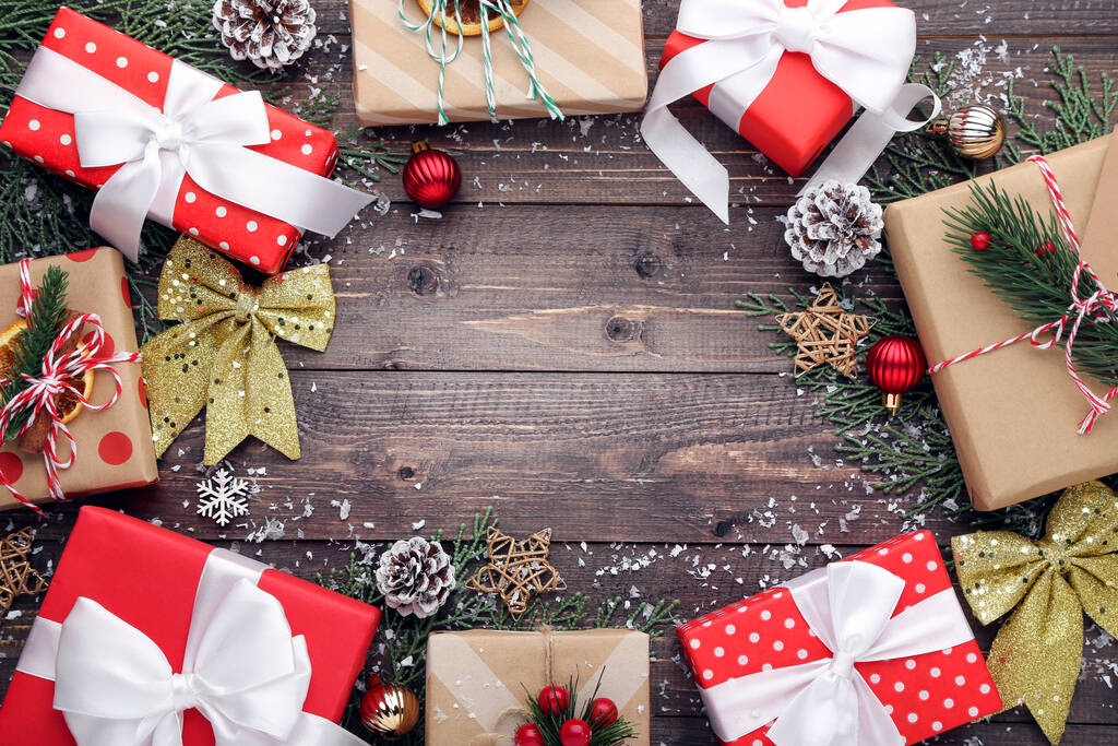 Geschenk-Box mit Ornamenten auf braunem Holzhintergrund - Foto, Bild