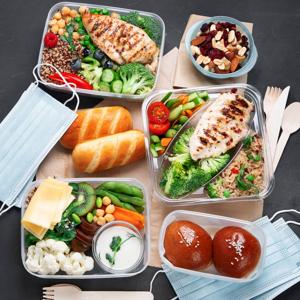 Boîtes à lunch à emporter avec des aliments nutritifs faits maison - viande, légumes et fruits. Vue du dessus, espace de copie - Photo, image